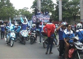 Ratusan buruh tergabung dalam K-SPSI menggelar aksi demo di depan kantor Disnakertrans Kabupaten Tangerang(agm)